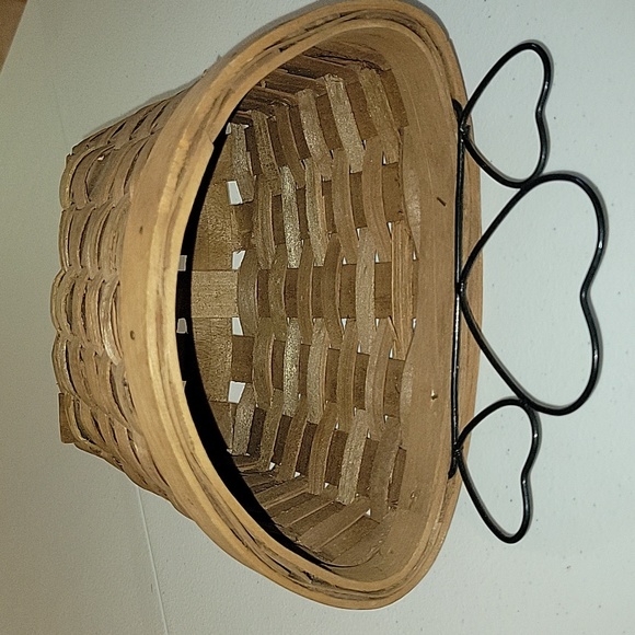 ● Vintage Wicker Basket with Hearts - Picture 6 of 8